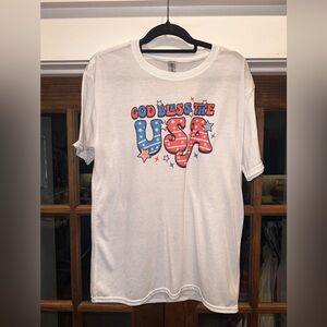 EUC Gildan Women’s Size Large White Graphic Tee‎ with USA Design